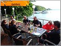 Beim abendlichen Briefing tauschen die Tauchteams ihre Erkenntnisse des Tages aus.